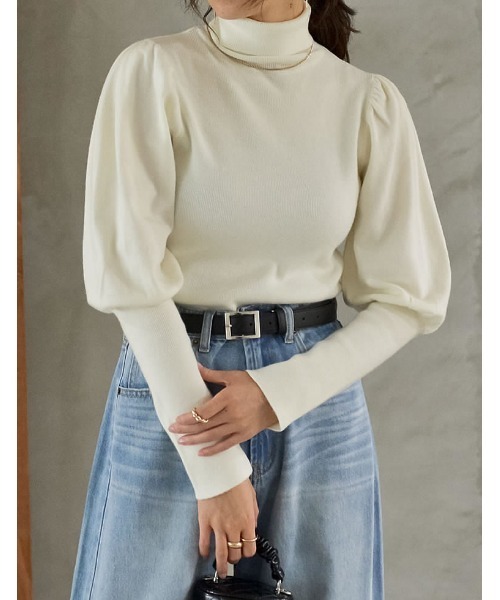 Re:EDIT（リエディ）の「[2023-24 WINTER COLLECTION]パフショルダー細リブタートルニットトップス（ニット/セーター・レディース・ベージュ/グリーン/アイボリー/チャコールグレー/ブルー/ホワイト×ブラック/ブラック/キャメル/レッド/パープル・LARGE/MEDIUM）」の3枚目の写真