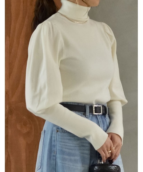 Re:EDIT（リエディ）の「[2023-24 WINTER COLLECTION]パフショルダー細リブタートルニットトップス（ニット/セーター・レディース・ベージュ/グリーン/アイボリー/チャコールグレー/ブルー/ホワイト×ブラック/ブラック/キャメル/レッド/パープル・LARGE/MEDIUM）」の12枚目の写真