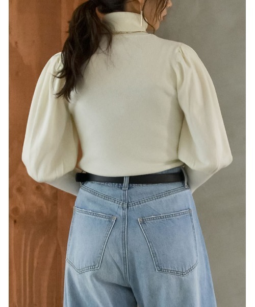 Re:EDIT（リエディ）の「[2023-24 WINTER COLLECTION]パフショルダー細リブタートルニットトップス（ニット/セーター・レディース・ベージュ/グリーン/アイボリー/チャコールグレー/ブルー/ホワイト×ブラック/ブラック/キャメル/レッド/パープル・LARGE/MEDIUM）」の14枚目の写真