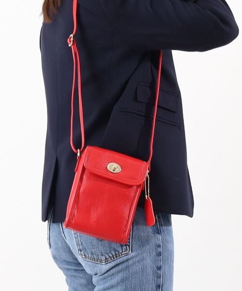 COOCO（クーコ）の「シュリンクレザーヒネリ金具縦型ショルダーバッグ（ショルダーバッグ・レディース・ブラウン系その他/クリアレッド/グリーン/ブラック/グレー・9）」の5枚目の写真