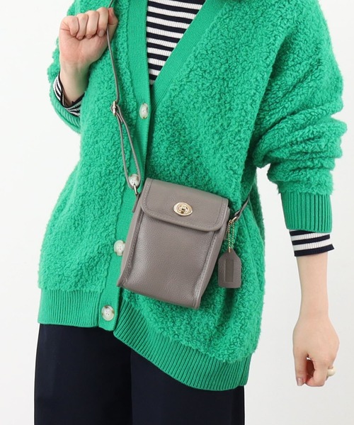 COOCO（クーコ）の「シュリンクレザーヒネリ金具縦型ショルダーバッグ（ショルダーバッグ・レディース・ブラウン系その他/クリアレッド/グリーン/ブラック/グレー・9）」の2枚目の写真