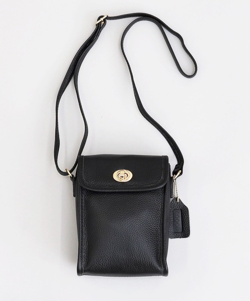 COOCO（クーコ）の「シュリンクレザーヒネリ金具縦型ショルダーバッグ（ショルダーバッグ・レディース・ブラウン系その他/クリアレッド/グリーン/ブラック/グレー・9）」の6枚目の写真