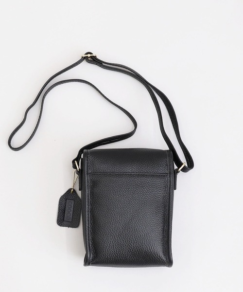 COOCO（クーコ）の「シュリンクレザーヒネリ金具縦型ショルダーバッグ（ショルダーバッグ・レディース・ブラウン系その他/クリアレッド/グリーン/ブラック/グレー・9）」の8枚目の写真