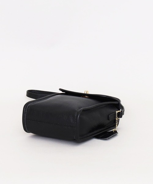 COOCO（クーコ）の「シュリンクレザーヒネリ金具縦型ショルダーバッグ（ショルダーバッグ・レディース・ブラウン系その他/クリアレッド/グリーン/ブラック/グレー・9）」の9枚目の写真