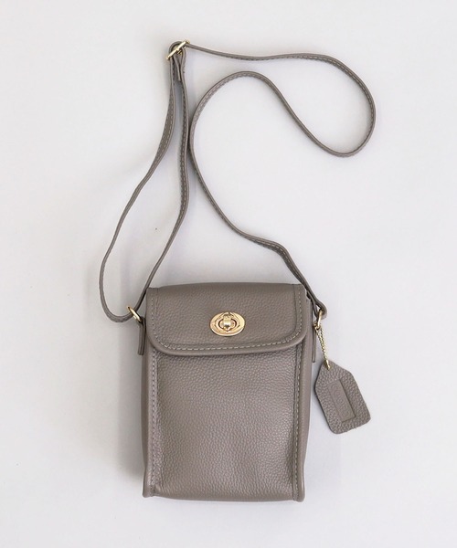 COOCO（クーコ）の「シュリンクレザーヒネリ金具縦型ショルダーバッグ（ショルダーバッグ・レディース・ブラウン系その他/クリアレッド/グリーン/ブラック/グレー・9）」の10枚目の写真