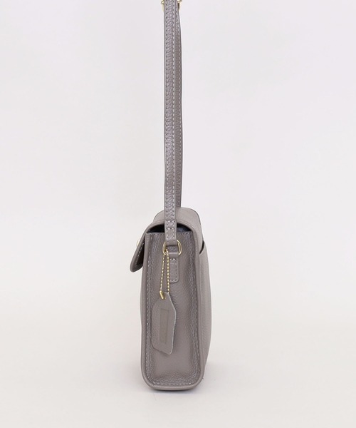 COOCO（クーコ）の「シュリンクレザーヒネリ金具縦型ショルダーバッグ（ショルダーバッグ・レディース・ブラウン系その他/クリアレッド/グリーン/ブラック/グレー・9）」の11枚目の写真