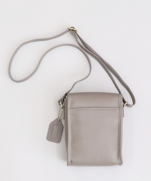 COOCO（クーコ）の「シュリンクレザーヒネリ金具縦型ショルダーバッグ（ショルダーバッグ・レディース・ブラウン系その他/クリアレッド/グリーン/ブラック/グレー・9）」の12枚目の写真