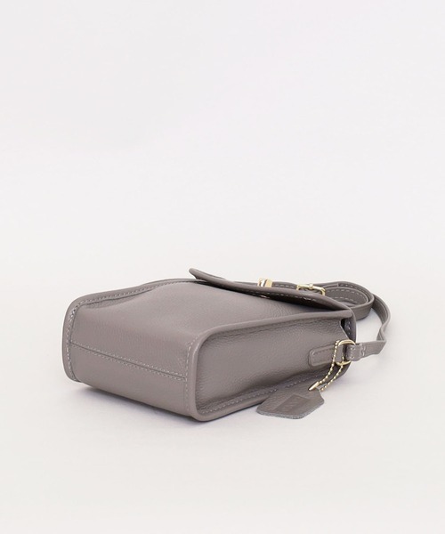 COOCO（クーコ）の「シュリンクレザーヒネリ金具縦型ショルダーバッグ（ショルダーバッグ・レディース・ブラウン系その他/クリアレッド/グリーン/ブラック/グレー・9）」の13枚目の写真