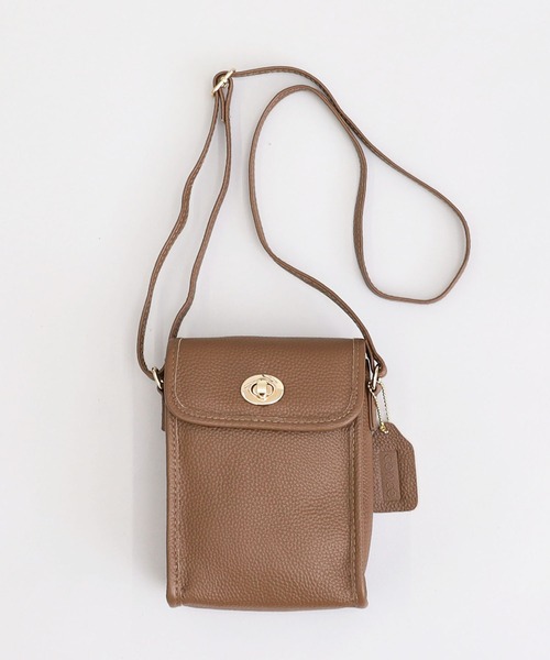 COOCO（クーコ）の「シュリンクレザーヒネリ金具縦型ショルダーバッグ（ショルダーバッグ・レディース・ブラウン系その他/クリアレッド/グリーン/ブラック/グレー・9）」の14枚目の写真