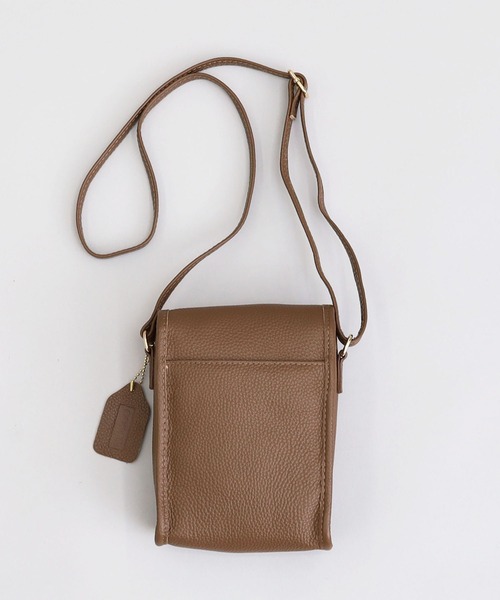 COOCO（クーコ）の「シュリンクレザーヒネリ金具縦型ショルダーバッグ（ショルダーバッグ・レディース・ブラウン系その他/クリアレッド/グリーン/ブラック/グレー・9）」の16枚目の写真