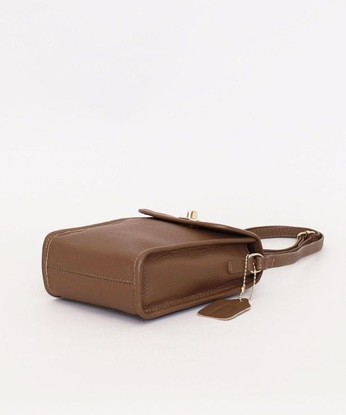 COOCO（クーコ）の「シュリンクレザーヒネリ金具縦型ショルダーバッグ（ショルダーバッグ・レディース・ブラウン系その他/クリアレッド/グリーン/ブラック/グレー・9）」の17枚目の写真