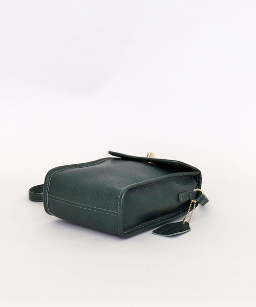 COOCO（クーコ）の「シュリンクレザーヒネリ金具縦型ショルダーバッグ（ショルダーバッグ・レディース・ブラウン系その他/クリアレッド/グリーン/ブラック/グレー・9）」の20枚目の写真