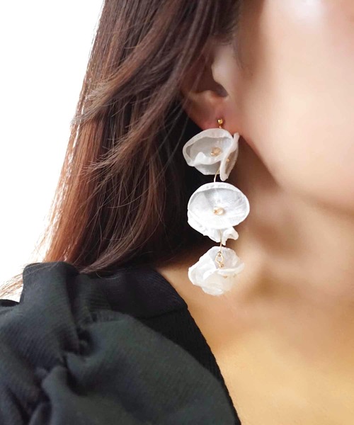 CERCA(チェルカ)の「jolie minette/3連レース ふわふわ ピアス(ピアス(両耳用)・レディース・ブラック/ベージュ/ホワイト/ブラウン・FREE)」の8枚目の写真