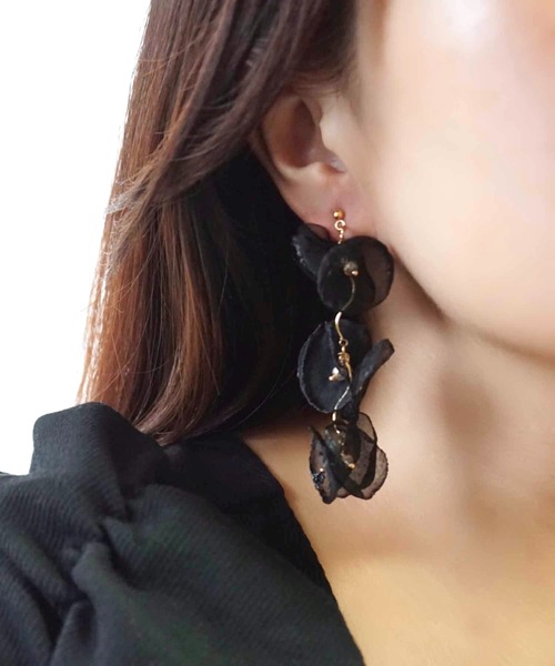 CERCA(チェルカ)の「jolie minette/3連レース ふわふわ ピアス(ピアス(両耳用)・レディース・ブラック/ベージュ/ホワイト/ブラウン・FREE)」の9枚目の写真