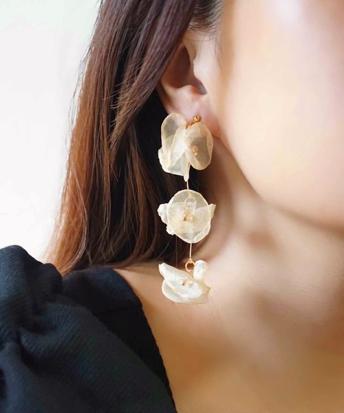 CERCA(チェルカ)の「jolie minette/3連レース ふわふわ ピアス(ピアス(両耳用)・レディース・ブラック/ベージュ/ホワイト/ブラウン・FREE)」の10枚目の写真