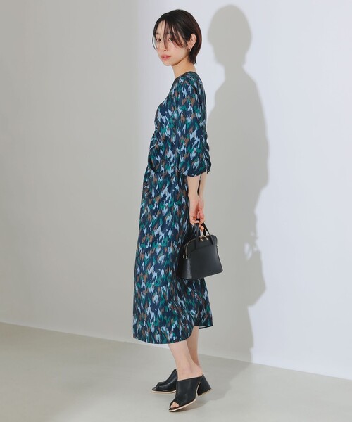 B:MING by BEAMS(ビーミングバイビームス)の「【玉城ティナさん着用】B:MING by BEAMS / アート プリント ワンピース(ワンピース・レディース・ブラウン系その他/ネイビー・MEDIUM/SMALL)」の2枚目の写真