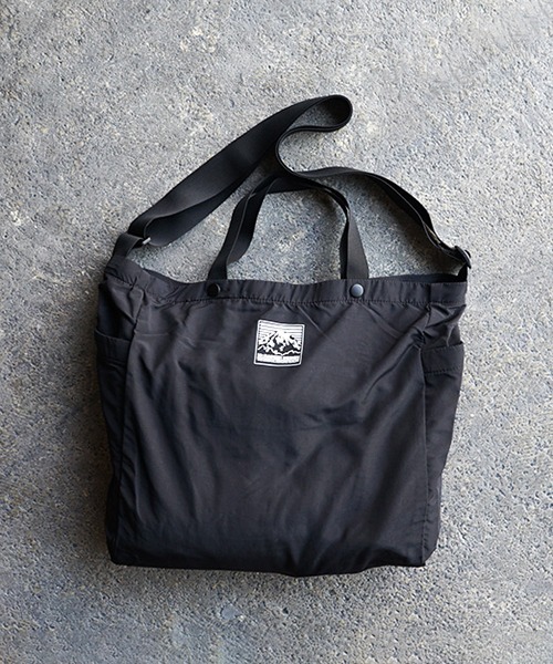 MT. RAINIER DESIGN（マウントレイニアデザイン）の「MT.RAINIER DESIGN パッカブルショルダートート バッグ 10L（ショルダーバッグ・メンズ・ブラック/キャメル・FREE）」の2枚目の写真