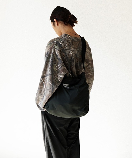MT. RAINIER DESIGN（マウントレイニアデザイン）の「MT.RAINIER DESIGN パッカブルショルダートート バッグ 10L（ショルダーバッグ・メンズ・ブラック/キャメル・FREE）」の10枚目の写真