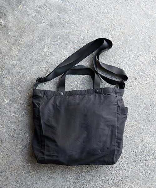 MT. RAINIER DESIGN（マウントレイニアデザイン）の「MT.RAINIER DESIGN パッカブルショルダートート バッグ 10L（ショルダーバッグ・メンズ・ブラック/キャメル・FREE）」の5枚目の写真
