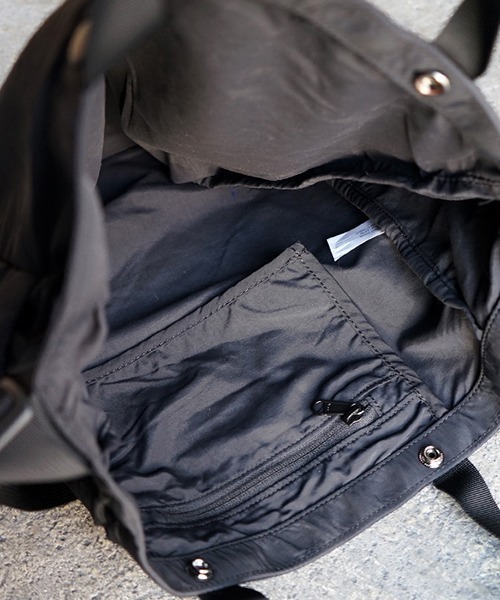 MT. RAINIER DESIGN（マウントレイニアデザイン）の「MT.RAINIER DESIGN パッカブルショルダートート バッグ 10L（ショルダーバッグ・メンズ・ブラック/キャメル・FREE）」の8枚目の写真