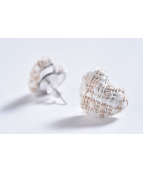 tone（トーン）の「【Astyle】千鳥格子ハートピアス(MA)（ピアス（両耳用）・レディース・ベージュ・FREE）」の3枚目の写真
