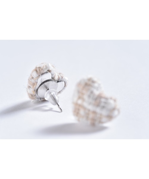 tone（トーン）の「【Astyle】千鳥格子ハートピアス(MA)（ピアス（両耳用）・レディース・ベージュ・FREE）」の4枚目の写真