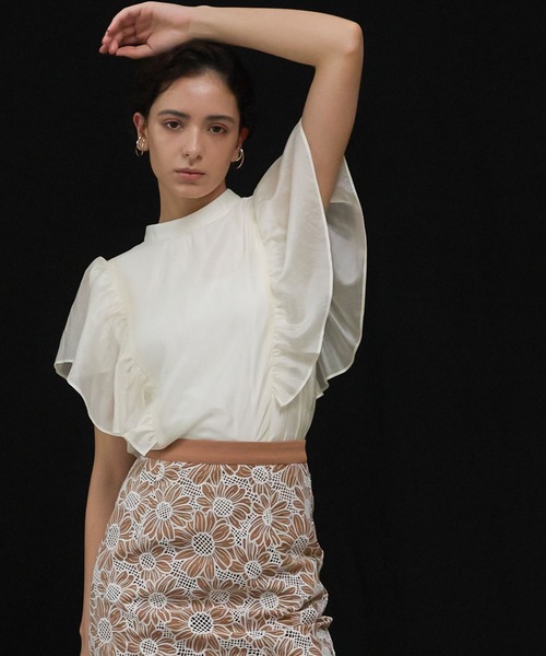 Andemiu（アンデミュウ）の「シアーラッフルスタンドブラウス136089（シャツ/ブラウス・レディース・オレンジ/ブラック/オフホワイト・FREE）」の2枚目の写真