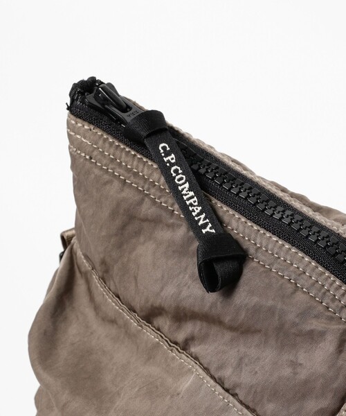 C.P. COMPANY(シーピーカンパニー)の「C.P. Company / Nylon B Tote Bag(ショルダーバッグ・メンズ・ブラック/ブラウン系その他4・ONE SIZE)」の7枚目の写真
