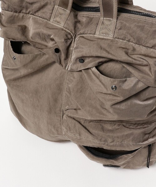 C.P. COMPANY(シーピーカンパニー)の「C.P. Company / Nylon B Tote Bag(ショルダーバッグ・メンズ・ブラック/ブラウン系その他4・ONE SIZE)」の11枚目の写真