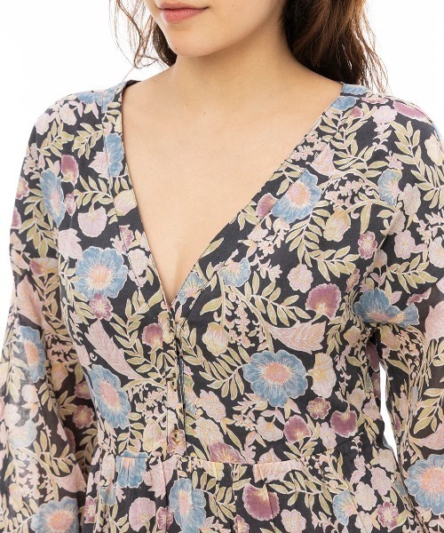 BILLABONG(ビラボン)の「BILLABONG レディース ADORE YOU MAXI ワンピース 【2024年秋冬モデル】/ビラボン総柄ワンピース(ワンピース・レディース・スミクロ・SMALL)」の4枚目の写真