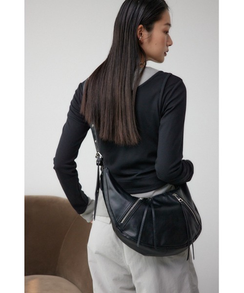 AZUL by moussy(アズールバイマウジー)の「ジップデザインクロスボディバッグ(ボディバッグ/ウエストポーチ・レディース・ブラック/ブラウン・FREE)」の3枚目の写真