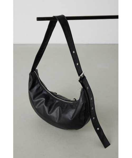 AZUL by moussy(アズールバイマウジー)の「ジップデザインクロスボディバッグ(ボディバッグ/ウエストポーチ・レディース・ブラック/ブラウン・FREE)」の6枚目の写真