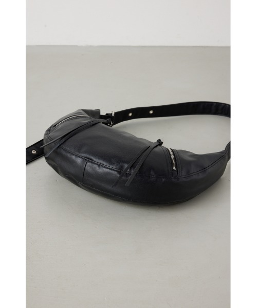 AZUL by moussy(アズールバイマウジー)の「ジップデザインクロスボディバッグ(ボディバッグ/ウエストポーチ・レディース・ブラック/ブラウン・FREE)」の12枚目の写真