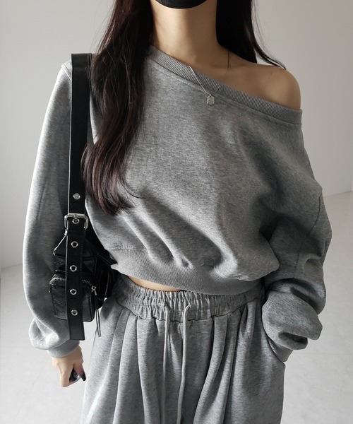 me+em select（ミームセレクト）の「【 セットアップ 】ワンショルダーショートスウェットトップス ＋ タックワイドパンツ SET ／ off shoulder short sweat tops & tack wide pants SET（セットアップ・レディース・グレー/ブラック・FREE）」の9枚目の写真