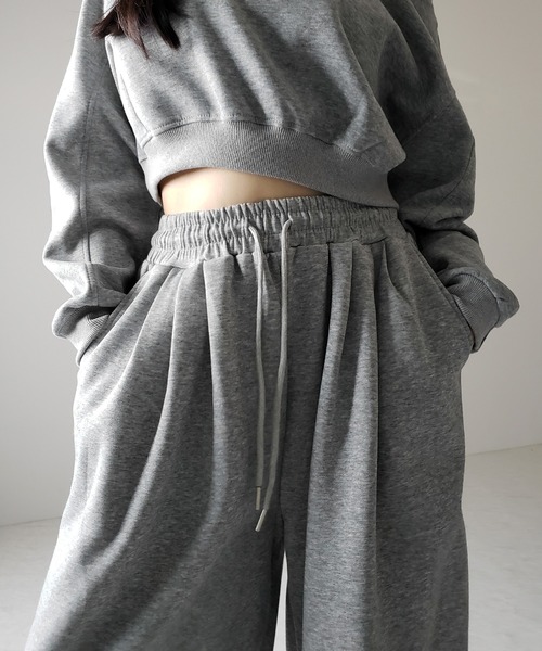 me+em select（ミームセレクト）の「【 セットアップ 】ワンショルダーショートスウェットトップス ＋ タックワイドパンツ SET ／ off shoulder short sweat tops & tack wide pants SET（セットアップ・レディース・グレー/ブラック・FREE）」の16枚目の写真