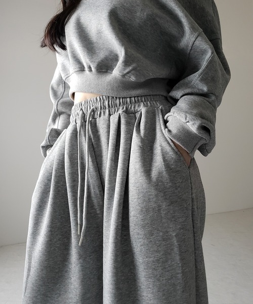 me+em select（ミームセレクト）の「【 セットアップ 】ワンショルダーショートスウェットトップス ＋ タックワイドパンツ SET ／ off shoulder short sweat tops & tack wide pants SET（セットアップ・レディース・グレー/ブラック・FREE）」の17枚目の写真