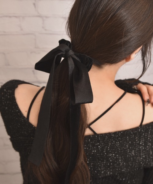 VIBGYOR Women(ヴィブジョー ウィメン)の「【float】ベロア ロング リボン シュシュ(シュシュ・レディース・ブラック・FREE)」の2枚目の写真