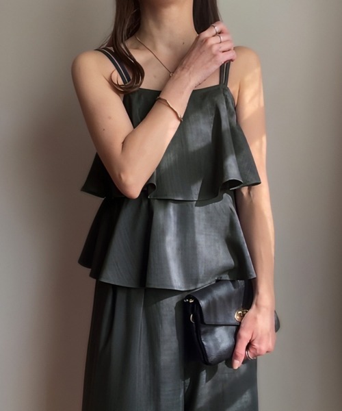 JUNOAH（ジュノア）の「タックフリルサロペット（サロペット/オーバーオール・レディース・チャコール/アイボリー/ブラック・X-LARGE/LARGE/MEDIUM）」の4枚目の写真