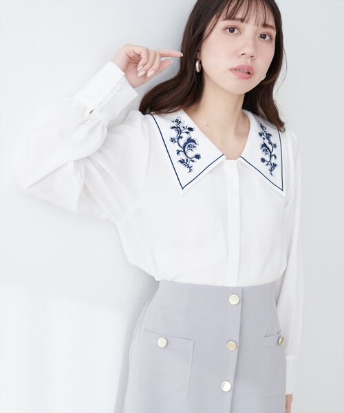 natural couture(ナチュラルクチュール)の「【WEB限定】配色刺繍衿レトロブラウス(シャツ/ブラウス・レディース・サックスブルー/オフホワイト/ブラウン・FREE)」の2枚目の写真