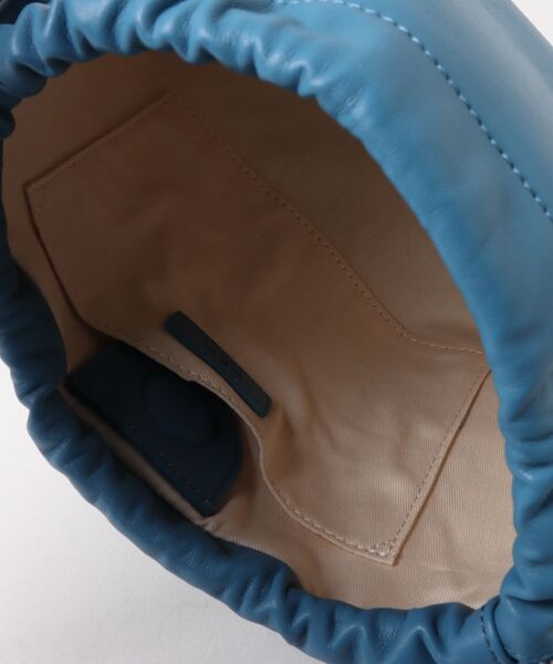 A.P.C.（アーペーセー）の「SAC NINON MINI（ショルダーバッグ・レディース・ブラック/ブラウン系その他/ブルー・ONESIZE）」の8枚目の写真