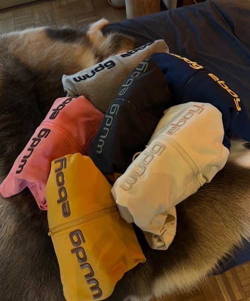WudgeBoy（ワッジボーイ）の「basic logo zip foodie（パーカー・メンズ・アイボリー/ネイビー系/ピンク/イエロー/グレー/スミクロ・SMALL/LARGE/MEDIUM）」の13枚目の写真