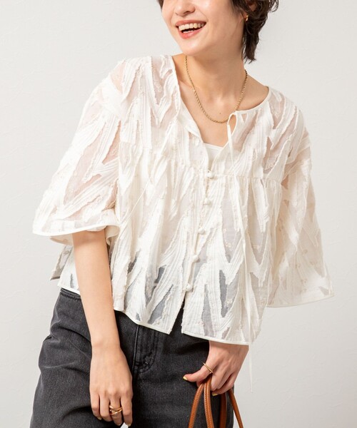 NOLLEY’S Sophi(ノーリーズソフィ)の「《セットアップ対応》キラキラカットジャガード2WAYブラウス(シャツ/ブラウス・レディース・イエロー系その他/ホワイト系その他2・38)」の2枚目の写真