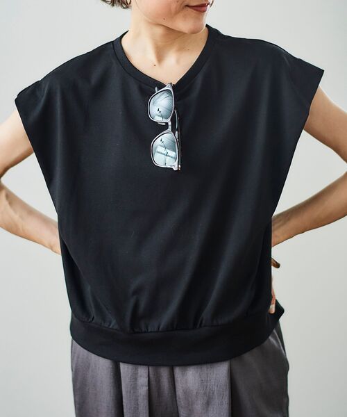 le.coeur blanc(ルクールブラン)の「コットンタックショルダーTシャツ(Tシャツ/カットソー・レディース・パープル/オフホワイト/ダークグレー/ブラック/サックスブルー・38)」の3枚目の写真