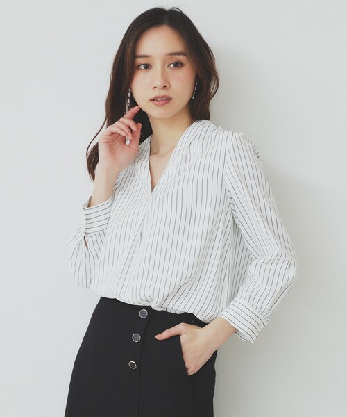 index(インデックス)の「Vネックパール調ブラウス【洗濯機洗い可/イージーアイロン】(シャツ/ブラウス・レディース・ナチュラル/ホワイト系5/ネイビー・36/40/38/42)」の2枚目の写真