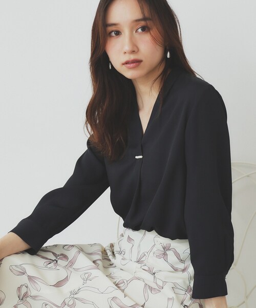 index(インデックス)の「Vネックパール調ブラウス【洗濯機洗い可/イージーアイロン】(シャツ/ブラウス・レディース・ナチュラル/ホワイト系5/ネイビー・36/40/38/42)」の1枚目の写真