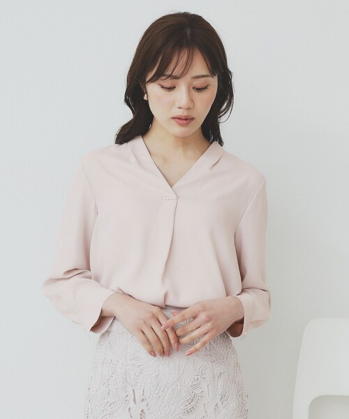 index(インデックス)の「Vネックパール調ブラウス【洗濯機洗い可/イージーアイロン】(シャツ/ブラウス・レディース・ナチュラル/ホワイト系5/ネイビー・36/40/38/42)」の4枚目の写真