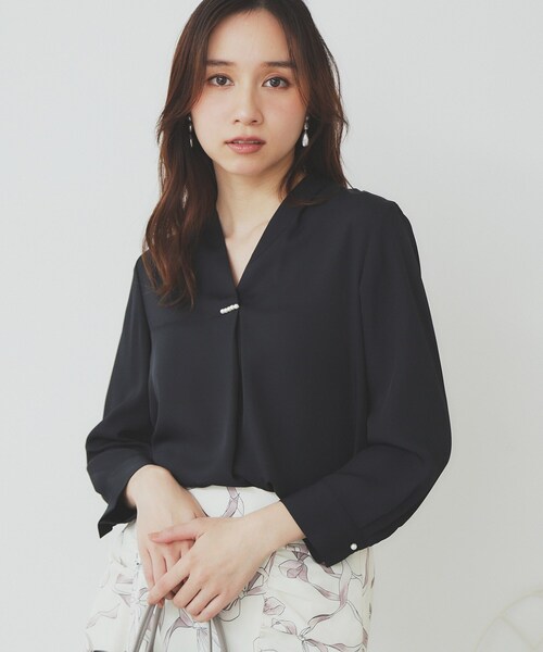 index(インデックス)の「Vネックパール調ブラウス【洗濯機洗い可/イージーアイロン】(シャツ/ブラウス・レディース・ナチュラル/ホワイト系5/ネイビー・36/40/38/42)」の8枚目の写真