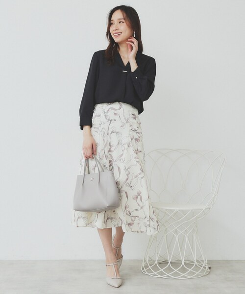 index(インデックス)の「Vネックパール調ブラウス【洗濯機洗い可/イージーアイロン】(シャツ/ブラウス・レディース・ナチュラル/ホワイト系5/ネイビー・36/40/38/42)」の9枚目の写真