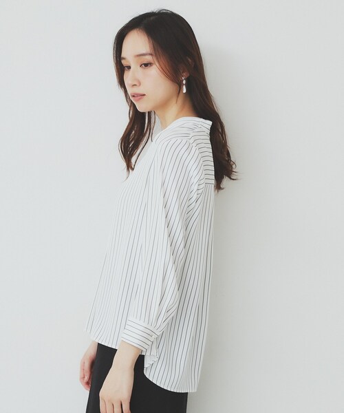 index(インデックス)の「Vネックパール調ブラウス【洗濯機洗い可/イージーアイロン】(シャツ/ブラウス・レディース・ナチュラル/ホワイト系5/ネイビー・36/40/38/42)」の17枚目の写真