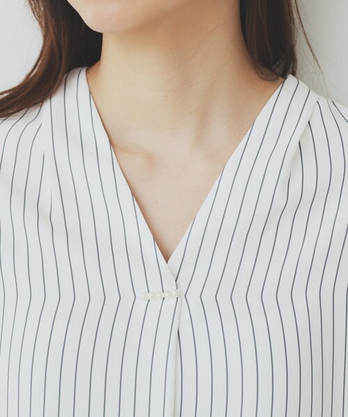 index(インデックス)の「Vネックパール調ブラウス【洗濯機洗い可/イージーアイロン】(シャツ/ブラウス・レディース・ナチュラル/ホワイト系5/ネイビー・36/40/38/42)」の19枚目の写真